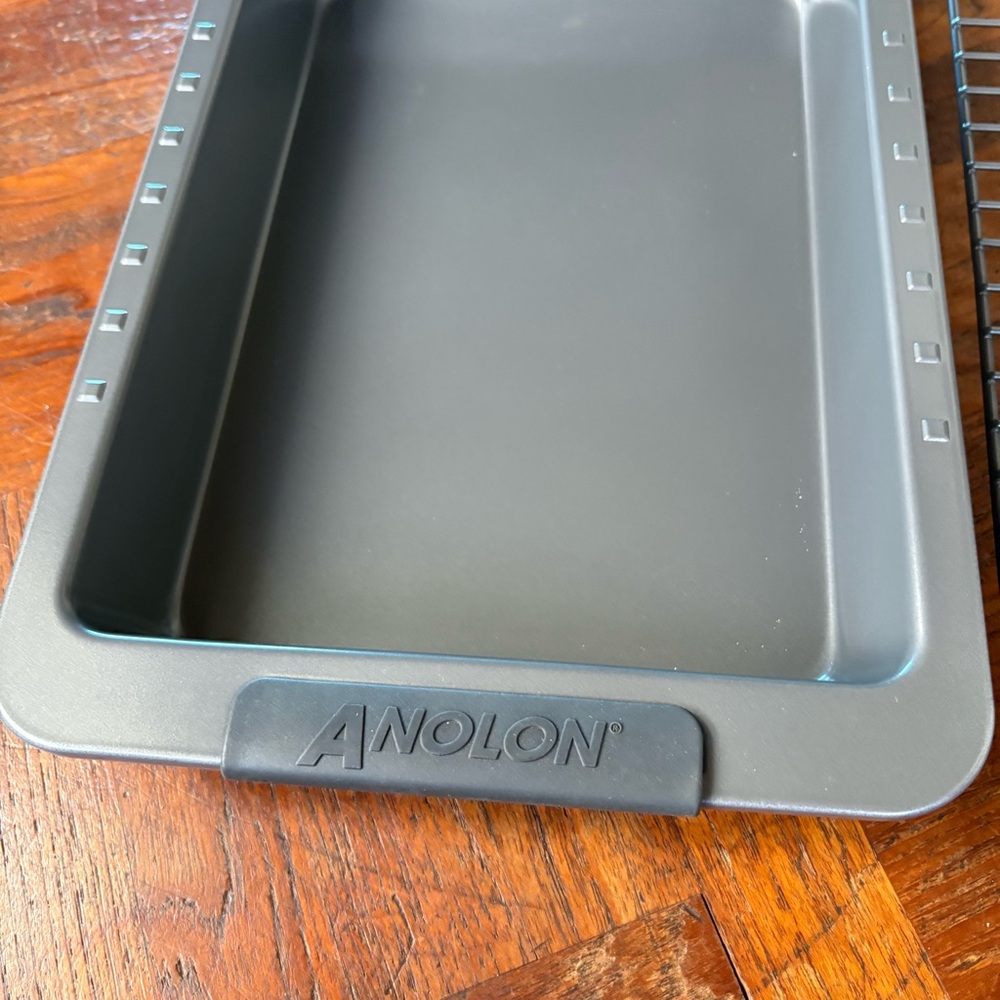 Anolon nonstick premium Gray 9x13” pan - Picture 3 of 13